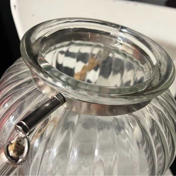 💃 Large Ribbed Glass Vase with rope handle detail
#A-100 - Picture 4 of 4